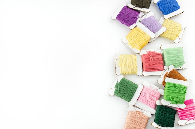 Igła z kolorowymi nićmi